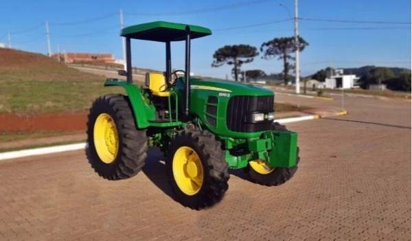 Trator John Deere 6110D ano 2013