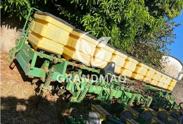 Plantadeira John Deere 9215 ano 2004 - 9215 - Implementos para Plantio