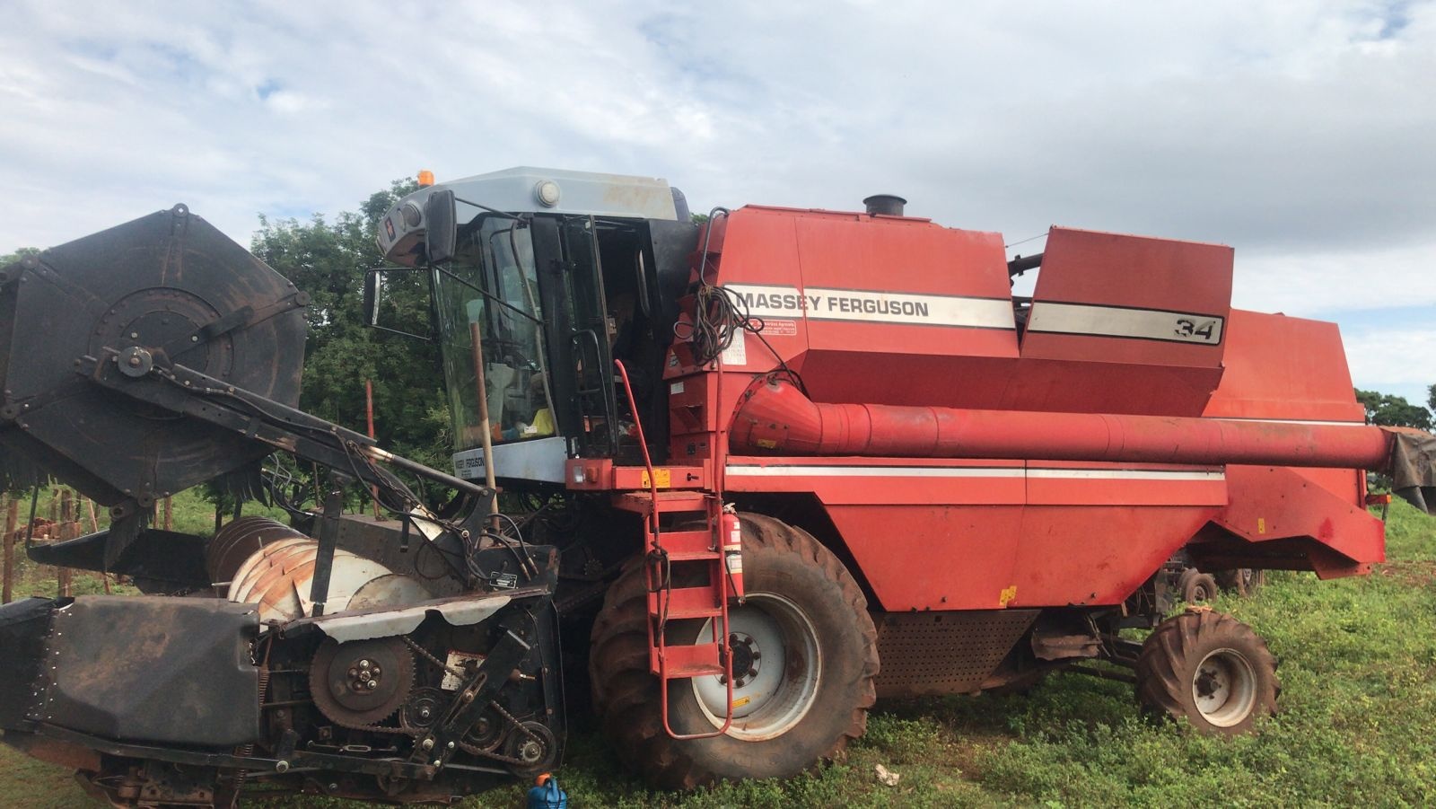 Colheitadeira Massey Ferguson MF34 ano 2004
