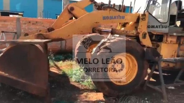 Pá carregadeira Komatsu WA180 - Máquinas de Linha Amarela
