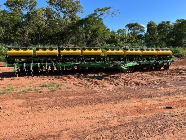 Plantadeira John Deere 2130 ano 2014 - 2130 - Implementos para Plantio