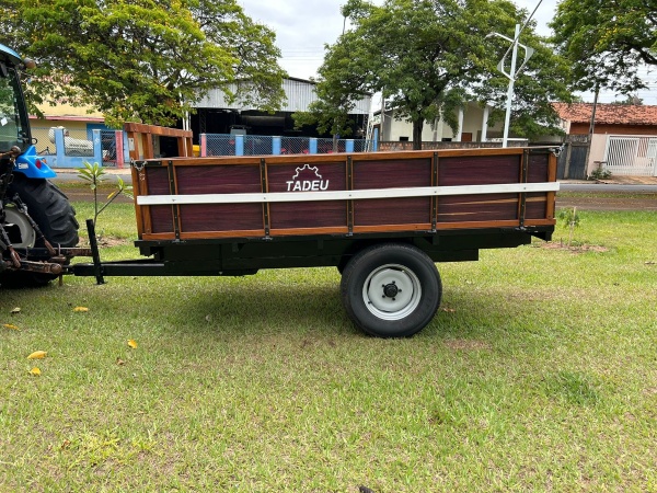 Carreta agrícola (nova) sistema basculante  para Trator , Marca: Tadeu com capacidade para 3 ton