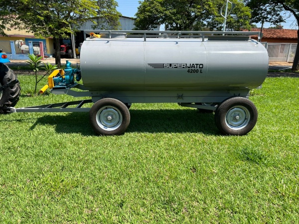 Carreta tanque Agrícola >novo Marca: Fido com capacidade para 4.200 Litros,equipado com bomba 