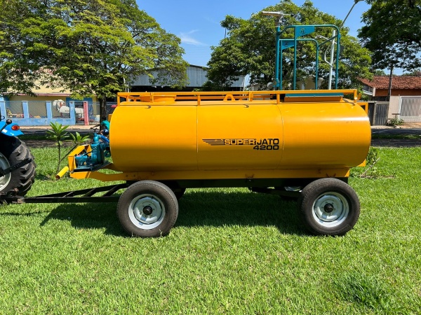 Carreta tanque Agrícola >novo Marca: Fido com capacidade para 4.200 Litros,com multitarefa