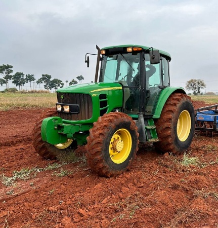Trator John Deere 6110J ano 2014