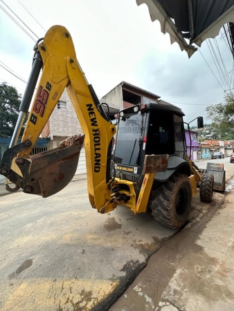 Retroescavadeira New Holland B95B ano 2020