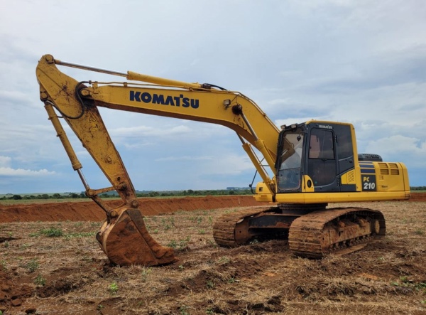 Escavadeira Komatsu PC210 10MO ano 2020 com 6700 horas - Máquinas de Linha Amarela