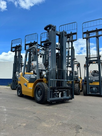 EMPILHADEIRA PLASNOX| DIESEL| 2.500kg| TORRE 6MTS