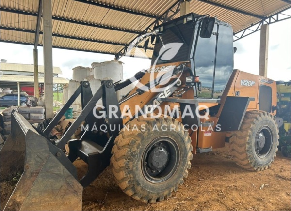 Pá Carregadeira Case W20F ano 2022 - W20F - Máquinas de Linha Amarela
