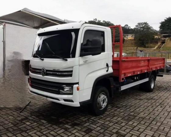 VW 11.180 ano 2021 com carroceria de ferro e 115.000 km - Caminhões e Carretas