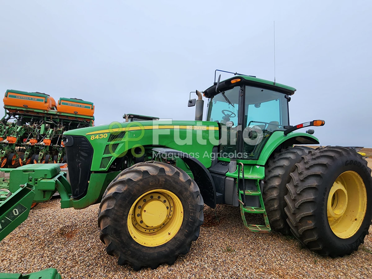 Trator John Deere 8430 ano 2008