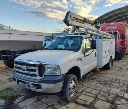 Ford F4000 ano 2017, 4x4, com cesto aéreo de 10 metros, 100.000 km - Caminhões e Carretas
