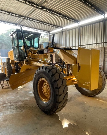 Motoniveladora Caterpillar 12K ano 2019 com 7700 horas - Máquinas de Linha Amarela