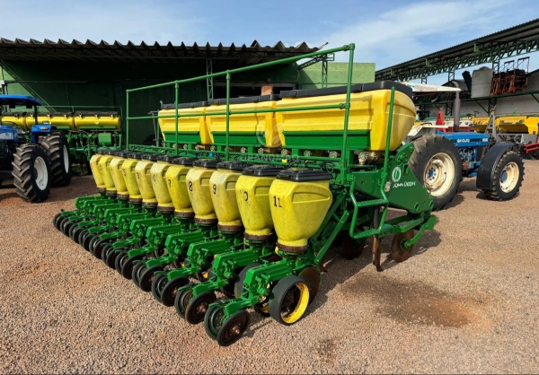 Plantadeira John Deere 1111 ano 2007 - 1111 - Implementos para Plantio