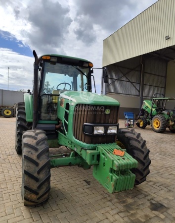 Trator John Deere 6130J ano 2011