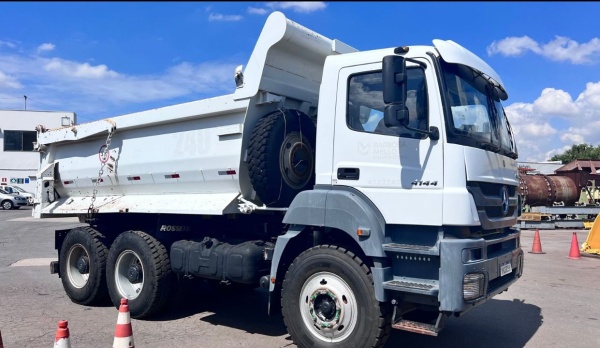 Caminhão Mercedes Benz AXOR 4144 ano 2012