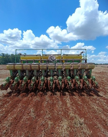 Plantadeira John Deere 1111 ano 2011