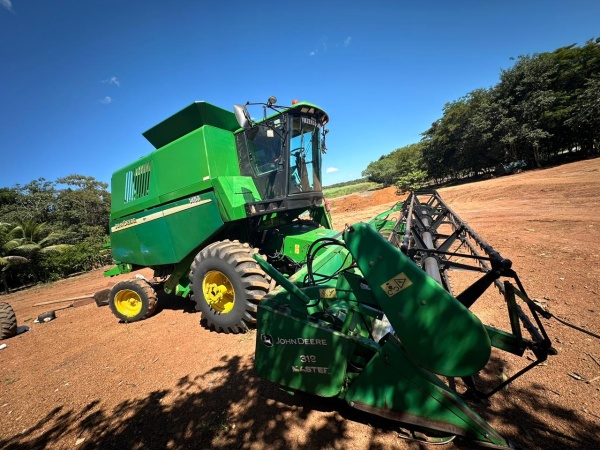 Colheitadeira John Deere 1450 ano 2002