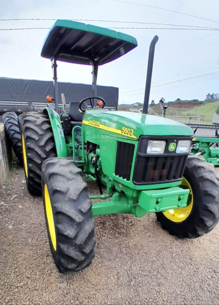 Trator John Deere 5603 ano 2009