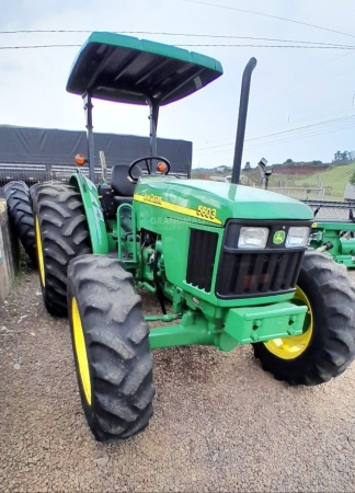 Trator John Deere 5603 ano 2009