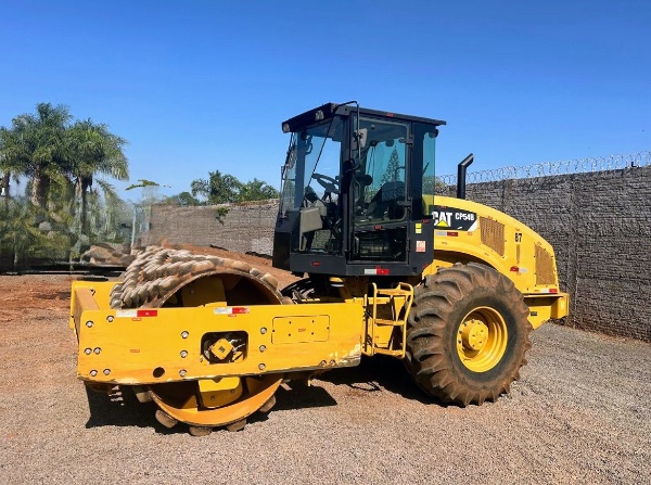 Rolo Compactador Caterpillar CP54B ano 2014