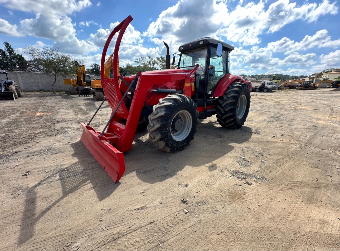 Trator Massey Ferguson MF 7150 ano 2014