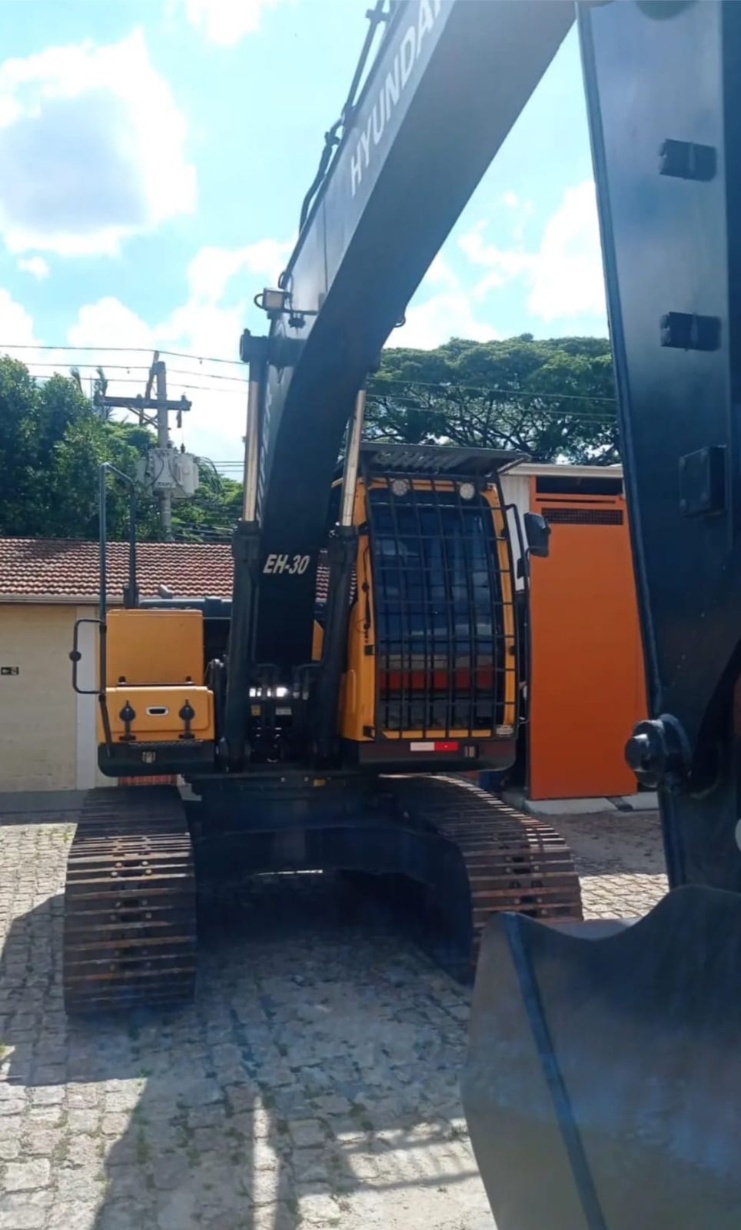 Escavadeira Hyundai 200 ano 2021