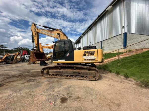 Escavadeira New Holland E215 ano 2008