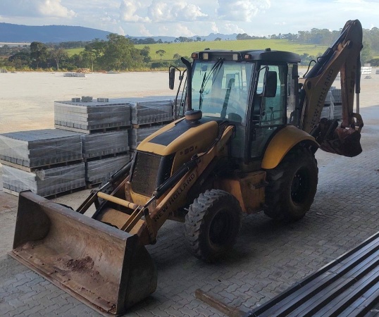 Retroescavadeira New Holland B 90 B ano 2013