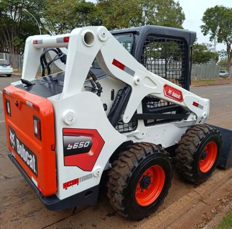 Minicarregadeira Bobcat S650 ano 2011 com 3240 horas, alavanca, High Flow,