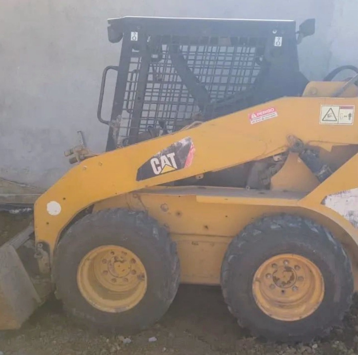 Mini Carregadeira Caterpillar 242B ano 2013