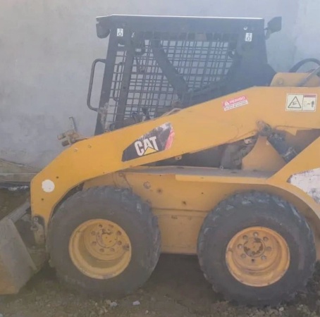 Mini Carregadeira Caterpillar 242B ano 2013 - 242B - Máquinas de Linha Amarela