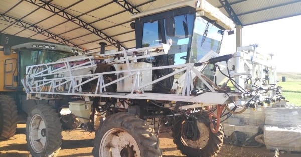 Pulverizador Autopropelido ServSpray  3000 L ano 2001