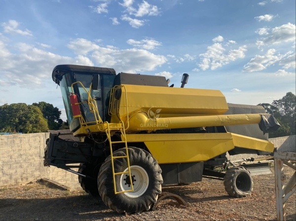 Colheitadeira New Holland TC 57 ano 1999