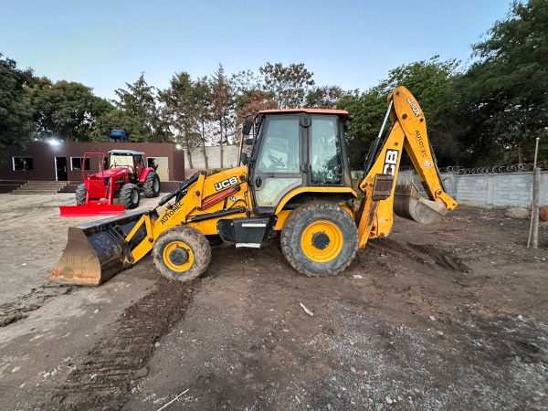 Retroescavadeira JCB 3CX ano 2020