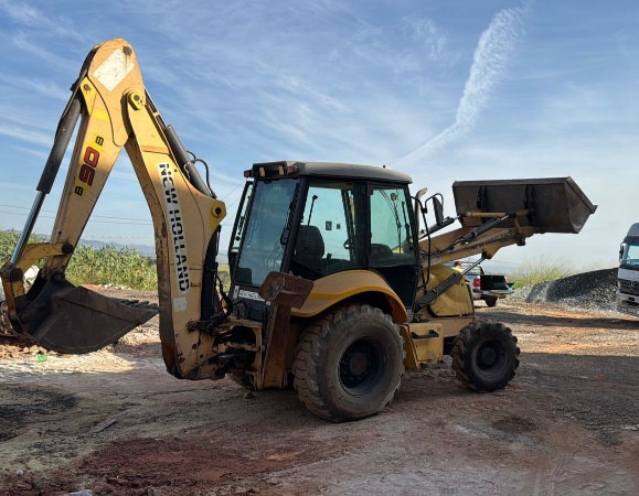 Retroescavadeira New Holland B 90 B ano 2012