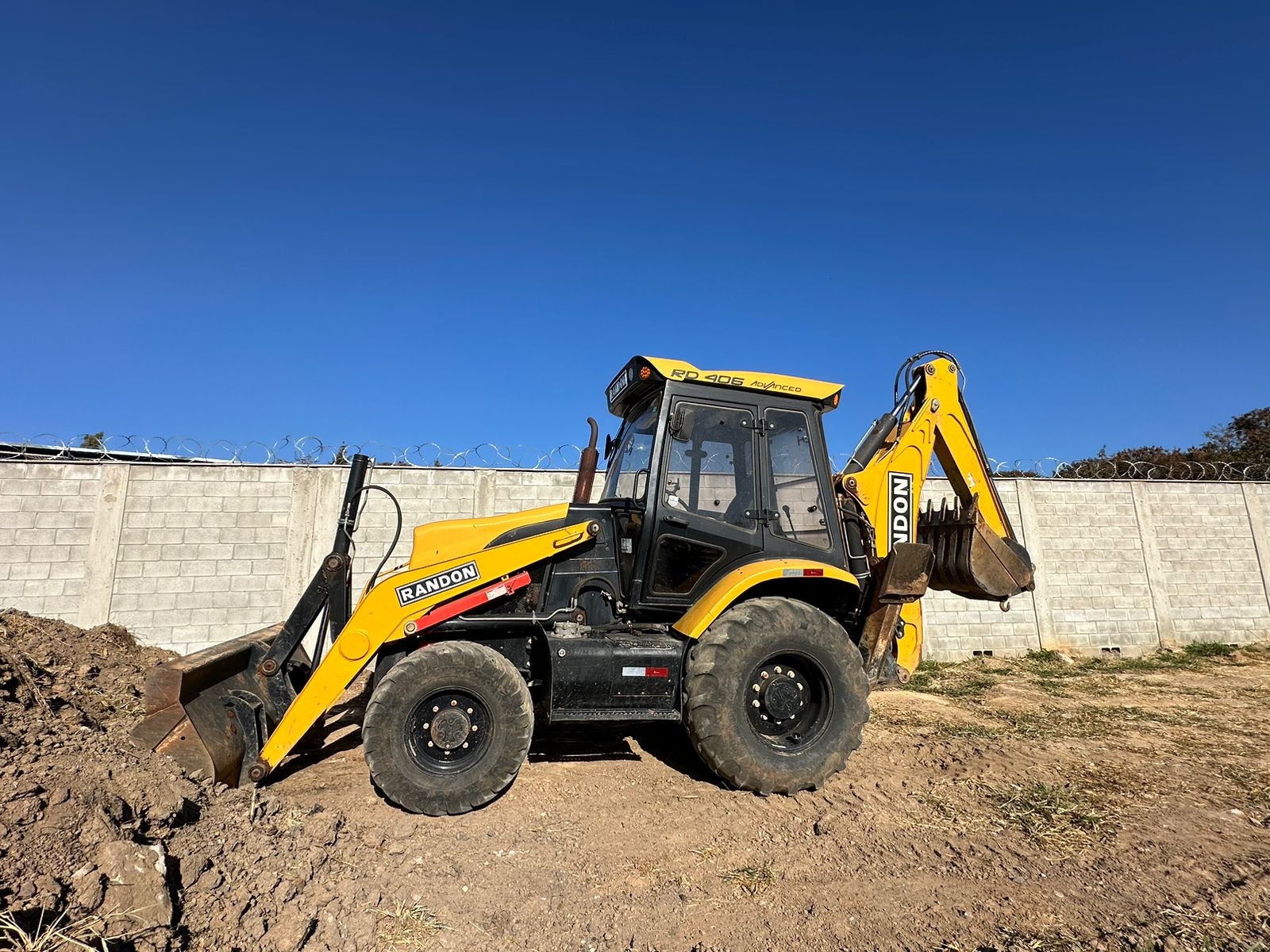 Retroescavadeira Randon RD406 ano 2019