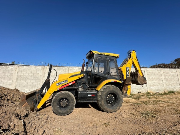Retroescavadeira Randon RD406 ano 2019