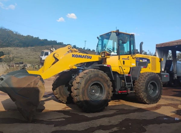 Pá Carregadeira Komatsu WA320 ano 2018 - WA320 - Máquinas de Linha Amarela