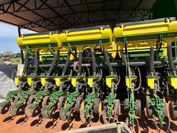 Plantadeira John Deere 1111 ano 2021 - 1111 - Implementos para Plantio