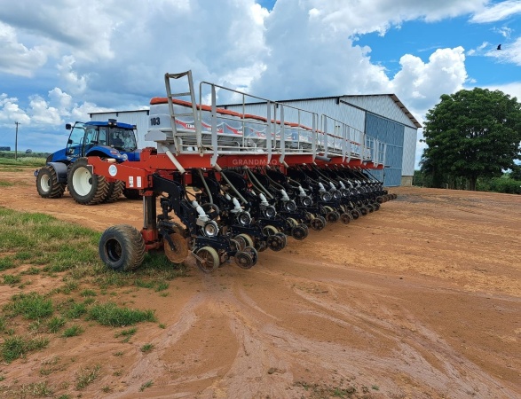 Plantadeira Jumil 8090PD ano 2013
