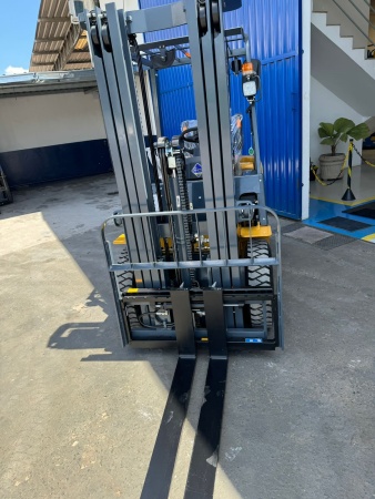 Empilhadeira Plasnox CPCD25