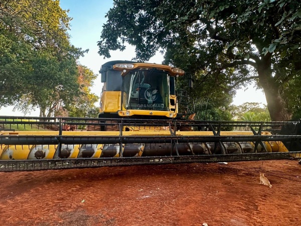 Colheitadeira New Holland CR 9060 ano 2013