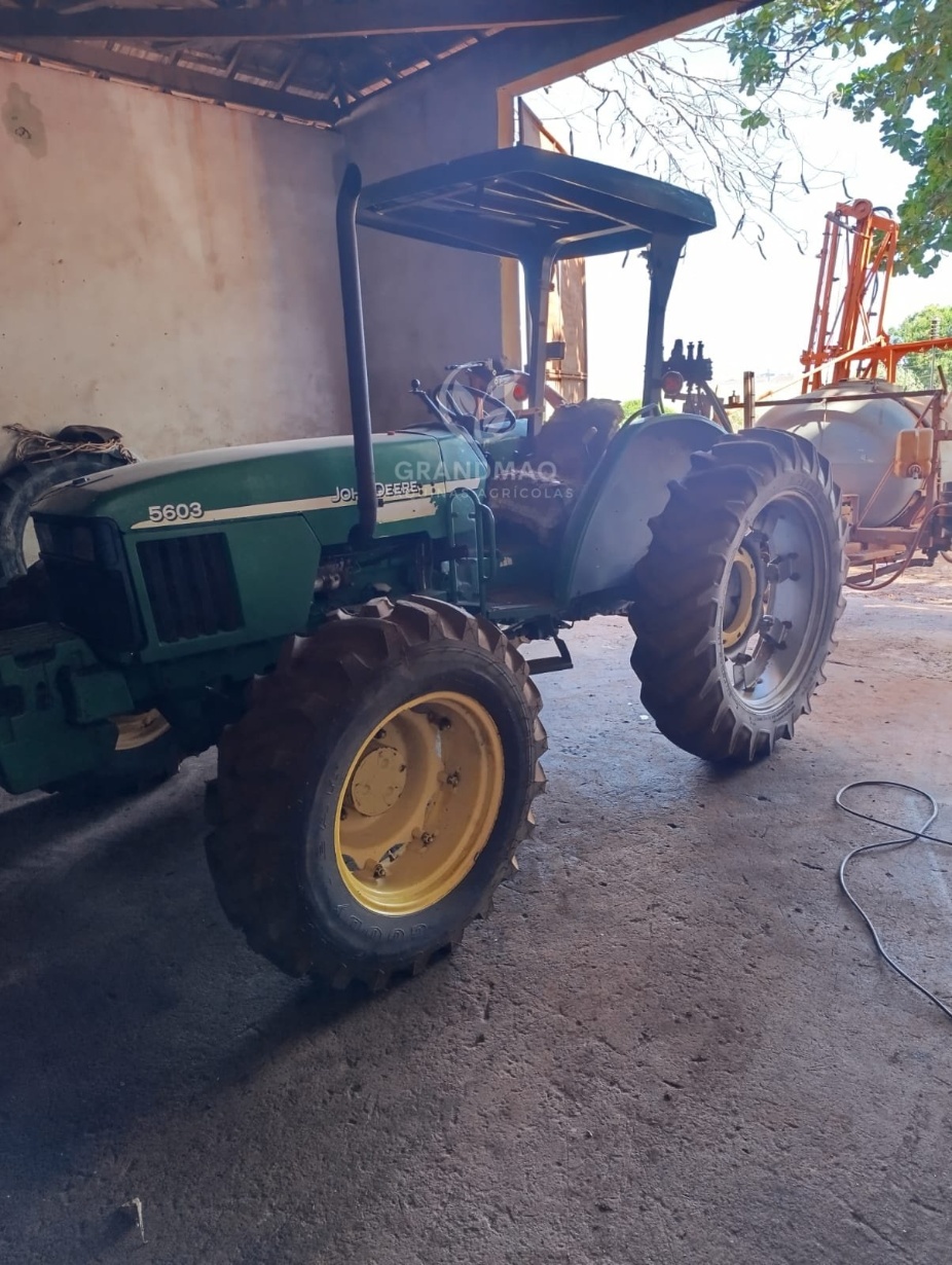 Trator John Deere 5603 ano 2009