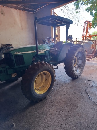 Trator John Deere 5603 ano 2009