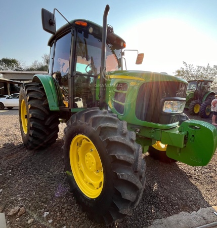 Trator John Deere 6115J ano 2018