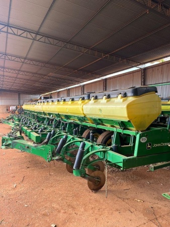 Plantadeira John Deere 2134 ano 2014