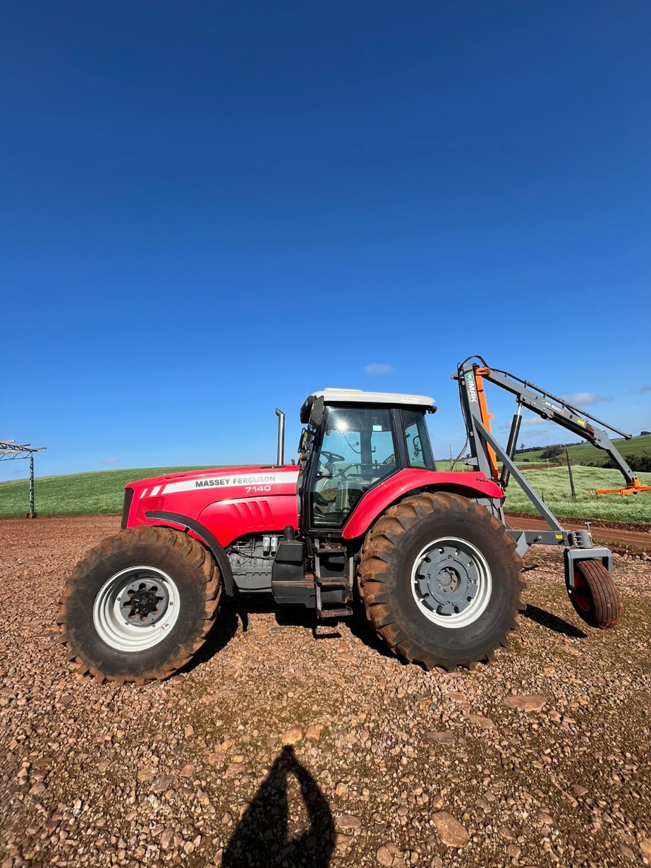 Trator Massey Ferguson MF 7140 ano 2013