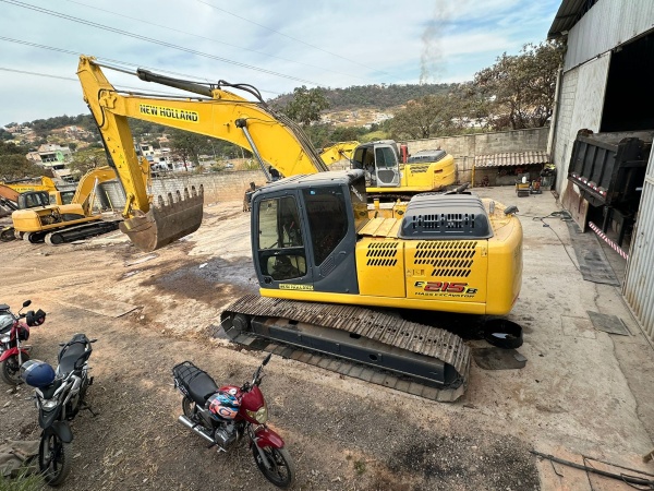 Escavadeira New Holland E215C EVO ano 2015
