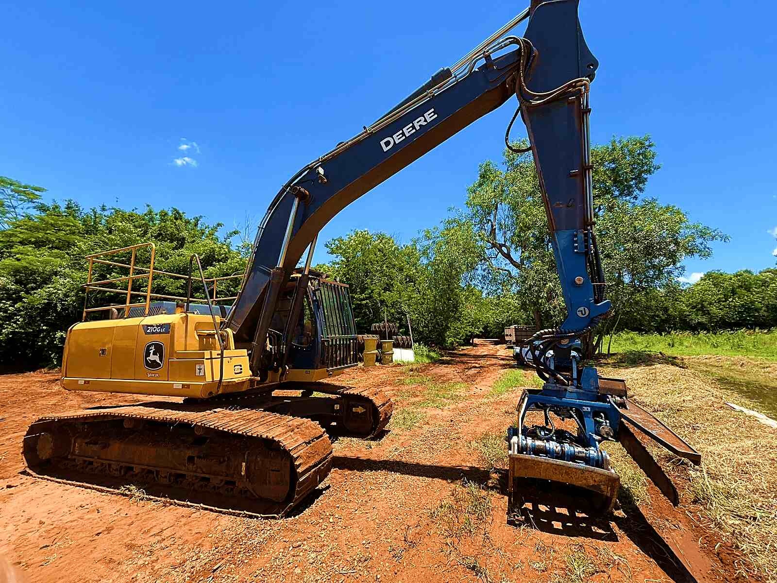 Escavadeira com Garras John Deere 210G LC ano 2022